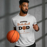 Personalisiert Proud Basketball Vater T - Shirt<br><div class="desc">Prouktes Basketball-Vater-Hemd mit modernem Retrotext und Basketball in Schwarz und Orange,  personalisiert mit dem Namen Ihrer Kinder.</div>