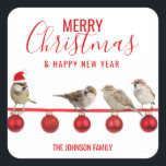 Personalisiert RED White MERRY CHRISTMAS Sparrows Quadratischer Aufkleber<br><div class="desc">Fügen Sie diese schönen und personalisierten RED White Weihnachtsfeiertage und fröhlichen neuen Jahresaufkleber Ihren Grußkarten,  Umschlägen oder Geschenken hinzu. Weihnachtsschmuck in Rot mit Spatzen und Weihnachtsmannmütze. Bearbeitbarer Text - Farbe,  Schriftart und Größe.</div>