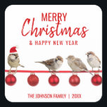 Personalisiert RED White MERRY CHRISTMAS Sparrows Quadratischer Aufkleber<br><div class="desc">Fügen Sie diese schönen und personalisierten RED White Weihnachtsfeiertage und fröhlichen neuen Jahresaufkleber Ihren Grußkarten,  Umschlägen oder Geschenken hinzu. Weihnachtsschmuck in Rot mit Spatzen und Weihnachtsmannmütze. Bearbeitbarer Text - Farbe,  Schriftart und Größe.</div>