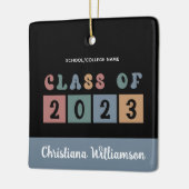 Personalisiert Retro-Klasse 2023 Abschluss Niedlic Keramikornament (Links)