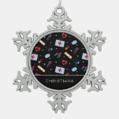 Personalisiert RN Nurse | Medizinisches Muster Schneeflocken Zinn-Ornament (Vorderseite)