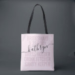 Personalisiert rosa Bridesmaid-Name Tasche<br><div class="desc">Personalisierte Pink und Black Bridesmaid Name Custom Tote Bag mit bearbeitbarem Text und Text für Ihr Datum,  Ziel oder Ort,  Name und lustiges Zitat wie "Kleiderhalter,  Trinken Föcher,  Sanity Keeper" macht einen Spaß und nützlichen Sake für alle Ihre Brautmädchen.</div>