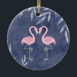 Personalisiert rosa Flamingo Couple Tropical Beach Keramik Ornament<br><div class="desc">Personalisiertes Hübsch rosa Flamingo Paar auf einem grungy dunkelblauen tropischen Strand Hintergrund Weihnachtsgeschmack. ~</div>