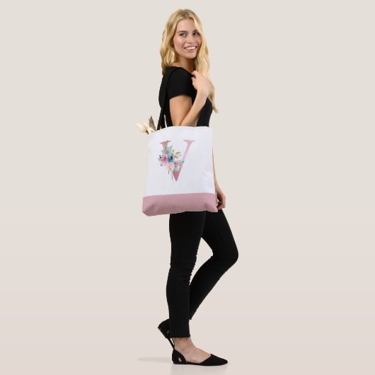 Personalisiert rosa florale Monogramm Letter V Tasche (Am Model)