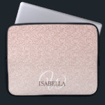 Personalisiert rosa Glitzer Ombre Name Monogram Laptopschutzhülle<br><div class="desc">Chic Imitate rosa Glitzer Design mit ombre Wirkung,  der rosa Glitzer verblasst auf einem weißen Hintergrund. Sie können diese elegante Laptop-Hülle mit Ihrem Namen und Monogramm oder anderem Text personalisieren. Perfekter personalisierter Geschenkschlauch. Wenn Sie Hilfe oder passende Produkte benötigen,  kontaktieren Sie uns bitte über unseren Shop.</div>