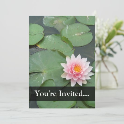 Personalisiert rosa-grüne Lilienplatte Einladung (Stehend Vorderseite)