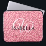 Personalisiert rosa Leopard Laptopschutzhülle<br><div class="desc">Elegantes und modernes Leopardenkissen mit einem stilvollen Leopardenmuster in heißen Rosa auf pastellrosa Hintergrund. Fügen Sie einfach Ihren Namen und Ihr Monogramm zu diesem schicken Laptop-Ärmel hinzu. Exklusiv für Sie entworfen von Happy Dolphin Studio. Wenn Sie Hilfe oder passende Produkte benötigen oder eine Farbkombination gewollt haben, kontaktieren Sie uns bitte...</div>