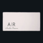 Personalisiert rosa Monogramm Schreibtischunterlage<br><div class="desc">Verwandeln Sie Ihren Arbeitsbereich mit unserer Personalisierten Pastel Pink Monogram Desktop Mat. Dieses elegante Schreibtischmatte besticht durch ein sanftes pastellrosa Design mit individuellem Initial- und Namen, das Eleganz und Praxisnähe bietet. Schützen Sie Ihre Arbeitsoberfläche und fügen Sie Ihrem Büro oder Zuhause eine Touch personalisierten Charmes hinzu. Ideal für Profis, Studierende...</div>