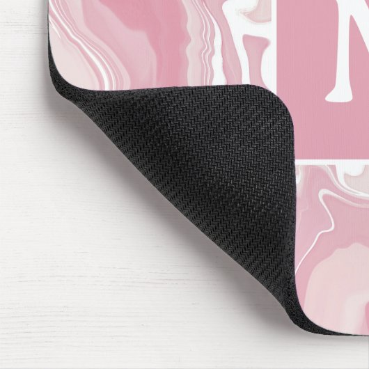 Personalisiert-rosa-wirbelfarbenes Monogramm Mousepad (Ecke)