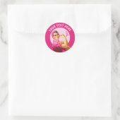 Personalisiert Rosie the Riveter Brustkrebs pink Runder Aufkleber (Tasche)