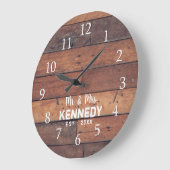 Personalisiert Rustikales Holzhaus Mr. & Mrs. Große Wanduhr (Winkel)