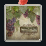 Personalisiert Rustikales Weinkeller Weinkultur un Ornament Aus Metall<br><div class="desc">Wohngestaltung Weihnachten Weihnachtsdekoration für den Rotweinliebhaber des Pinot Noir in Ihrem Leben. Auch hervorragend für ein Weinland-Geschäft jeglicher Art, Geschenkladen, Speisecafé, Restaurant oder ein Bed & Breakfast. Personalisieren Sie Ihre persönlichen Daten mit Ihrem eigenen Familiennamen oder Firmennamen. Entspricht dem Square Paper Invitation Card Illustrationsdesign, das sich ideal für Hochzeiten im...</div>