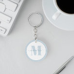 Personalisiert Schlüsselanhänger<br><div class="desc">Fügen Sie Ihren Alltagsessentialen eine Touch der modernen Eleganz hinzu mit diesem chic blauen Monogramm-Schlüsselband. Mit einem einfachen, minimalistischen Design mit einer stilvollen Kalligraphie-Schrift und einer kühlen Typografie ist dieser Hof das perfekte Gleichgewicht zwischen beruflich und zeitgenössisch. Personalisieren Sie es mit Ihrem Namen und dem Initial für ein raffiniertes, einzigartiges...</div>