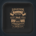 Personalisiert sechzigste Vintage 60. Geburtstagsp Pappteller<br><div class="desc">Machen Sie Ihren Geburtstag mit diesem einzigartigen Design zu einem besonderen Erlebnis. Fügen Sie Ihrer Geburtstagsfeier eine Touch eleganter Eleganz hinzu mit unseren exquisiten, einzigartigen Designs. Diese Grafiken verleihen jedem Produkt Raffinesse und Originalität und schaffen so ein unvergessliches und stilvolles Geschenk. Sie sind perfekt für diejenigen, die eine Touch zeitlosen...</div>