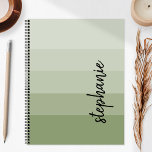 Personalisiert Signature Color Block Sage Green 20 Planer<br><div class="desc">Dieses trendige,  moderne Design zeichnet sich durch fünf Farbblockstreifen in Farbverlauf von leicht bis mittel schlängelgrün aus. Personalisieren Sie es mit Ihrem Namen in einem Skript für die vertikale schwarze Unterschrift.</div>