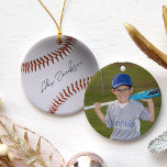 Personalisiert signiertes Baseball Keramik Ornament<br><div class="desc">Dieses Dekor ist das perfekte Urlaubsgeschenk für Baseball-liebende Kinder und besticht durch ein klassisches Baseballdesign mit roten Stickereien auf weißem Hintergrund. Aber was es wirklich auszeichnet, ist das anpassbare Textfeld, in dem Sie den Namen Ihres Kindes hinzufügen können, um ein personalisiertes Aussehen zu schaffen, das einer beruflichen Baseball-Signatur ähnelt. Personalisieren...</div>