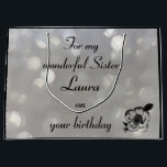 Personalisiert Sister Birthday Große Geschenktüte<br><div class="desc">Silberne personalisierte Geburtstagsgeschenktasche für wunderbare Schwester</div>