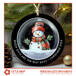 Personalisiert Snowman Snow Globe Foto Keramik Ornament<br><div class="desc">Lassen Sie sich von diesem personalisierten Weihnachtsschmuck verzaubern, der eine charmante Aquarellillustrierung eines Schneemanns mit einem gemütlichen Hut und Schal enthält, in einer Schneekugel versteckt und von zartem fallendem Schnee umgeben ist. Die Vorderseite enthält Text, der sagt: "Schneetage sind die besten Tage" und "Weihnachten 2024", mit der Möglichkeit, Ihre eigenen...</div>