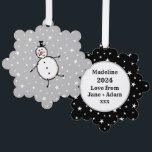 Personalisiert Snowman Weihnachten Ornament Karte<br><div class="desc">Diese personalisierte Weihnachtskarte zeigt den Snowman-Charakter der Weihnachtszeit-Crew.</div>