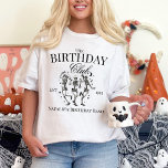 Personalisiert Spooky Halloween Party T-Shirt<br><div class="desc">Feiern Sie mit unserem Personalisierten Halloween Group Birthday Party T - Shirt einen Geburtstag im Oktober stilvoll! Dieses Shirt ist perfekt für Halloween-Fans geeignet und besticht durch sein lebhaftes Design, das die Feststimmung der Saison widerspiegelt. Schneiden Sie jedes Shirt mit dem Geburtstagsalter und dem Namen Ihrer Gruppe auf und schaffen...</div>