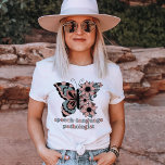 Personalisiert-sprachlicher Pathologe Butterfly T-Shirt<br><div class="desc">Dieses Shirt ist ideal für alle, die Lieben helfen, Menschen zu sprechen und besser zu kommunizieren. Das Shirt des Sprachpathologen (SLP) eignet sich auch hervorragend als Geschenk für jemanden, der Sprachtherapeut oder Sprachtherapeut ist. Sein Shirt ist der perfekte Weg, um all jenen, die auf diesem Gebiet arbeiten, Ihre Unterstützung zu...</div>