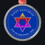Personalisiert | Star of David | HAPPY HANUKKAH Ornament Aus Metall<br><div class="desc">Stilvolles Cobalt Blue STAR OF DAVID HANUKKAH Metal Ornament mit Imitaten silbernen Star von David in einem gefliesten Muster im Hintergrund und einem großen bunten Star von David in der Mitte. Der Text liest HAPPY HANUKKAH plus Platzhalter und ist CUSTOMIZABLE, sodass Sie die Nachricht ersetzen und Ihren Namen/Firmennamen hinzufügen können....</div>