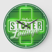 Personalisiert Stoner Lounge NAME Imitate Neon Bar Große Wanduhr (Vorderseite)