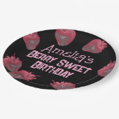 Personalisiert Strawberry Birthday Pappteller (Schrägansicht)