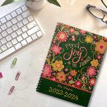 Personalisiert Teacher Join in Journey Hübsch Flor Planer<br><div class="desc">Mit unserem Personalisierten Joyful Floral Planner - ein lustiger und angenehmer bleibe, der dieses Schuljahr organisiert wird. Dieser personalisierte Planer ist ideal für den bleibe organisiert und eine Geschenkidee Lehrer wird Liebe und Nutzung. Diese bunten und maßgeschneiderten Planer tragen den Namen des Lehrers am unteren Ende, zusammen mit dem Schuljahr,...</div>