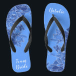 Personalisiert Team Bride Favor Blue Lotus Floral Badesandalen<br><div class="desc">Diese eleganten, Vintagen Flip Flops, die eine aufwändige Illustration des blauen Lotus-Blumenmusters enthalten, sind ein unvergessliches Geschenk für Hochzeitsfeier-Mitglieder: Braut, Brautjungfrauen, Brautmutter, Trauzeugin... Sie fügen Ihrem Hochzeitstag, Junggeselinnen-Abschied oder anderen Feierlichkeiten eine stilvolle Glamour hinzu. Strich Anpassen Sie es mit Ihrer Formulierung durch die Vorlagenfelder. Wenn Sie gewollt haben, um den...</div>