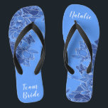 Personalisiert Team Bride Favor Blue Lotus Floral Badesandalen<br><div class="desc">Diese eleganten, Vintagen Flip Flops, die eine aufwändige Illustration des blauen Lotus-Blumenmusters enthalten, sind ein unvergessliches Geschenk für Hochzeitsfeier-Mitglieder: Braut, Brautjungfrauen, Brautmutter, Trauzeugin... Sie fügen Ihrem Hochzeitstag, Junggeselinnen-Abschied oder anderen Feierlichkeiten eine stilvolle Glamour hinzu. Strich Anpassen Sie es mit Ihrer Formulierung durch die Vorlagenfelder. Wenn Sie gewollt haben, um den...</div>