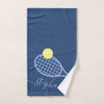 Personalisiert Tennis Girls Skriptname Blau Handtuch<br><div class="desc">Personalisiertes blaues Tennissporthandtuch mit einer einfachen Tennisschlägergrafik,  individuelle Name oder Text und modernes hübsches Drehbuch Schriftart Monogramm in Perwinkle-Schiefer und Marineblau. Ein ideales Geschenk für einen weiblichen oder mädchenhaften Tennisspieler mit feminininem und mädchenhaftem Aussehen mit modernem und minimalem Design.</div>