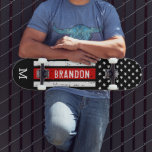 Personalisiert Thin Red Line Patriotic Feuerwehrma Skateboard<br><div class="desc">Thin Red Line Skateboard - Amerikanische Flagge in Firefighter Flag Farben, Not Design . Personalisieren Sie dieses Feuerwehrskateboard mit Monogramm Initial. Dieses personalisierte Feuerwehrskateboarddeck ist ideal für Feuerwehrleute, Feuerwehrleute, Feuerwehrmann, Abschluss und Ruhestandsgeschenke. COPYRIGHT © 2020 Judy Burrows, Black Dog Art - Alle Rechte vorbehalten. Personalisierte Thin Red Line Patriotic Feuerwehrskateboard...</div>