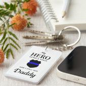 Personalisiert trägt mein Held einen Abzeichen-Vat Schlüsselanhänger (Vorderseite rechts)