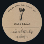Personalisiert von der Küche auf Kraft Hintergrund Runder Aufkleber<br><div class="desc">Personalisiert From the Kitchen of Sticker on a Imitats Kraft Background - Ein wunderbar einfaches und niedliches Siegel für die Verpackung Ihres gebackenen Gutes.</div>