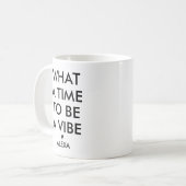 Personalisiert Was für eine Zeit, um ein Vibe Moti Kaffeetasse (Vorderseite Links)