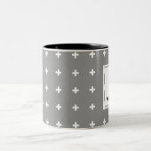 Personalisiert - Weiße Plus-Zeichen im nordischen  Zweifarbige Tasse (Mittel)