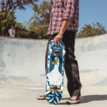 Personalisiert-White Duck Illustration Navy Blue Skateboard<br><div class="desc">Fügen Sie einen Namen oder Ihren eigenen benutzerdefinierten Text hinzu,  um ein personalisiertes Skateboard zu erstellen. Dieses Skateboard zeigt eine realistische Abbildung einer weißen Ente mit orangefarbenem Schein und Füßen vor einem marineblau mit weißen Federn.</div>