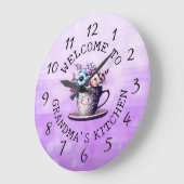 Personalisiert Willkommen in Mimis Küche Große Wanduhr (Winkel)