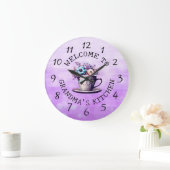 Personalisiert Willkommen in Mimis Küche Große Wanduhr (Zuhause)