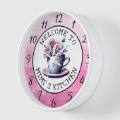 Personalisiert Willkommen in Mimis Küche Uhr (Winkel)
