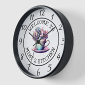 Personalisiert Willkommen in Mimis Küche Uhr (Winkel)