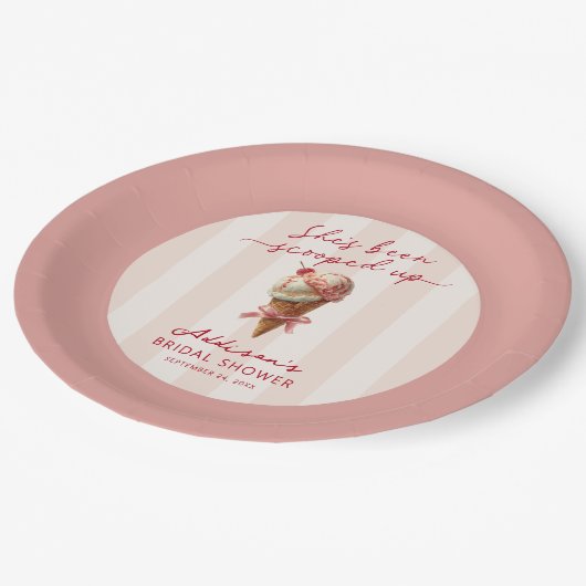 Personalisiert wurde sie ins Brautparty geschoben Pappteller (Schrägansicht)