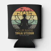 Personalisiert Yoga Studio Fitness Instructor Guru Dosenkühler (Rückseite)