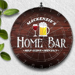 Personalisiert Zuhause-Bar-Thema Dartscheibe<br><div class="desc">Das personalisierte Dartboard mit Vornamen,  Ehepaaren,  Familiennamen oder Firmennamen ist im Barware-Stil gehalten. Niedliches Kalkwein und Bierstein auf einem Imitat Nusskornuntergrund. Personalisiert für ein einmaliges Geschenk.</div>