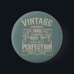 Personalisierte 70 Vintage Geburtstagsparty Button<br><div class="desc">Machen Sie Ihren Geburtstag mit diesem einzigartigen Design zu einem besonderen Erlebnis. Fügen Sie Ihrer Geburtstagsfeier eine Touch eleganter Eleganz hinzu mit unseren exquisiten, einzigartigen Designs. Diese Grafiken verleihen jedem Produkt Raffinesse und Originalität und schaffen so ein unvergessliches und stilvolles Geschenk. Sie sind perfekt für diejenigen, die eine Touch zeitlosen...</div>