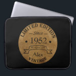 Personalisierte 70 Vintage Geburtstagsparty Laptopschutzhülle<br><div class="desc">Machen Sie Ihren Geburtstag mit diesem einzigartigen Design zu einem besonderen Erlebnis. Fügen Sie Ihrer Geburtstagsfeier eine Touch eleganter Eleganz hinzu mit unseren exquisiten, einzigartigen Designs. Diese Grafiken verleihen jedem Produkt Raffinesse und Originalität und schaffen so ein unvergessliches und stilvolles Geschenk. Sie sind perfekt für diejenigen, die eine Touch zeitlosen...</div>