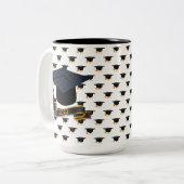 Personalisierte Abschluss-Umarmung Zweifarbige Tasse (Vorderseite Links)