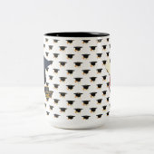 Personalisierte Abschluss-Umarmung Zweifarbige Tasse (Mittel)