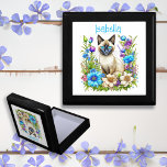Personalisierte Ai Watercolor Siamese Katze in Blu Erinnerungskiste<br><div class="desc">Eine wunderschöne siamesische Katze mit blauen Augen in blauen und rosa Blume ist eine Kunst im Aquarell-Stil.</div>